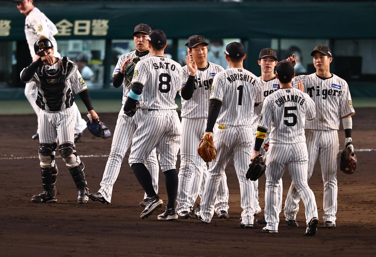 阪神対DeNA　勝利を喜ぶ阪神ナイン（撮影・上田博志）