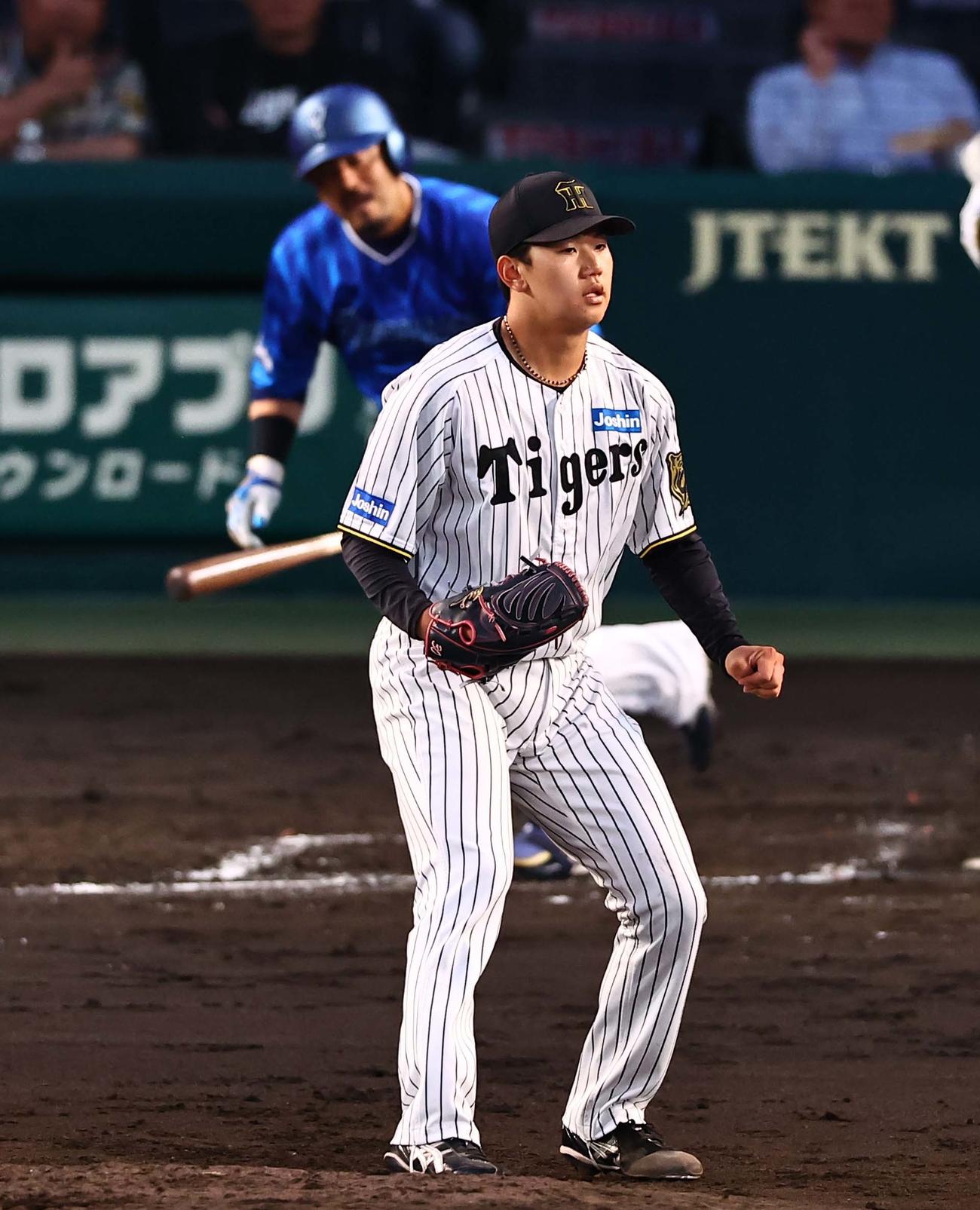 阪神対DeNA 3回表DeNA2死二、三塁、門別は宮崎を遊ゴロに抑える（撮影・上田博志）