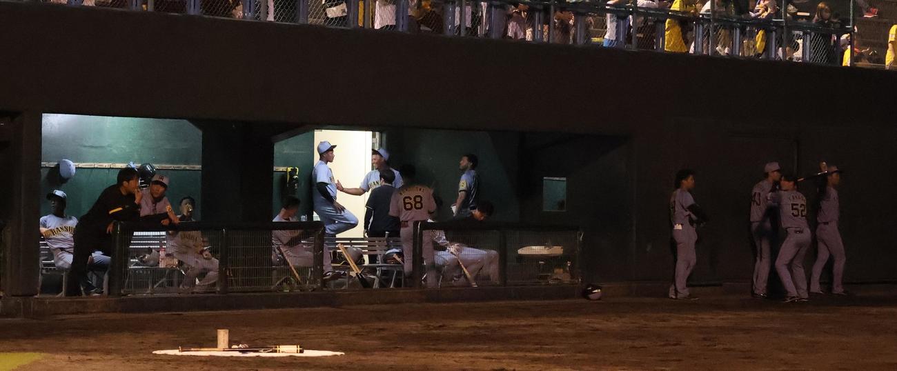 四国IL徳島対阪神2軍　4回表阪神無死一、二塁、一時中断中の阪神ベンチ（撮影・塚本光）