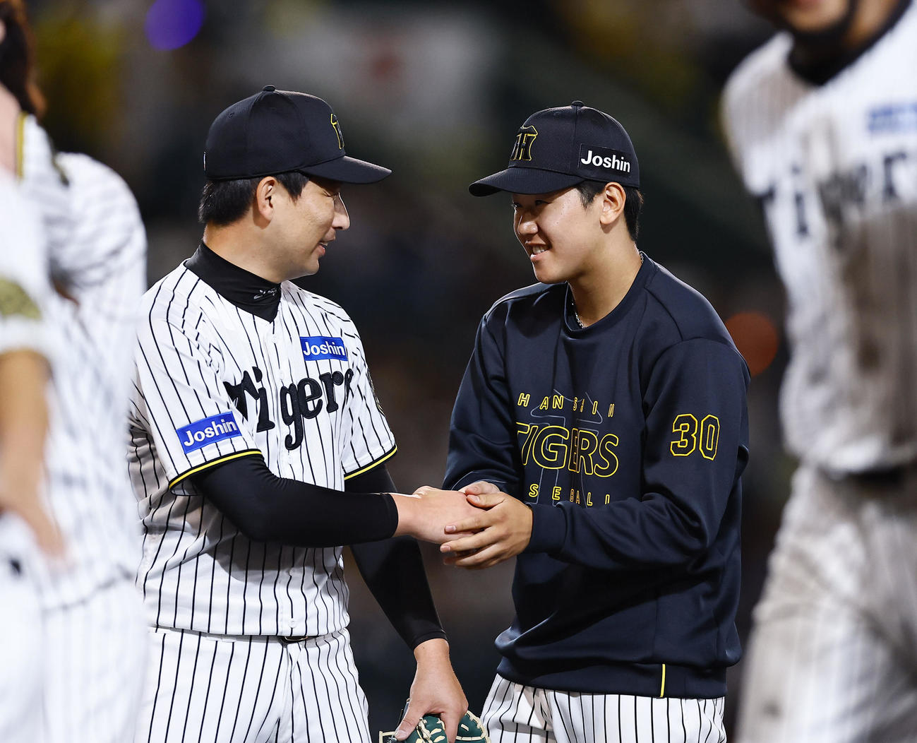 勝利し岩崎優と握手を交わす門別啓人（撮影・藤尾明華）