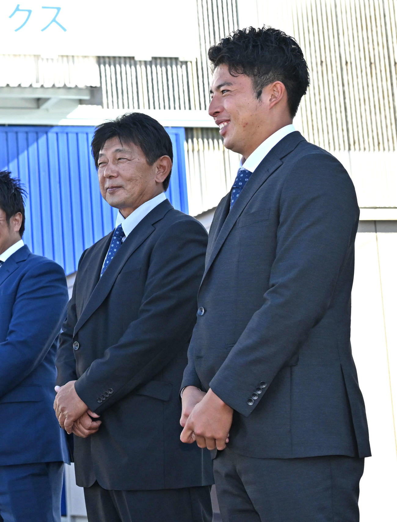 23年10月、阪神のドラフト指名あいさつを受けた椎葉（右）と徳島の岡本監督