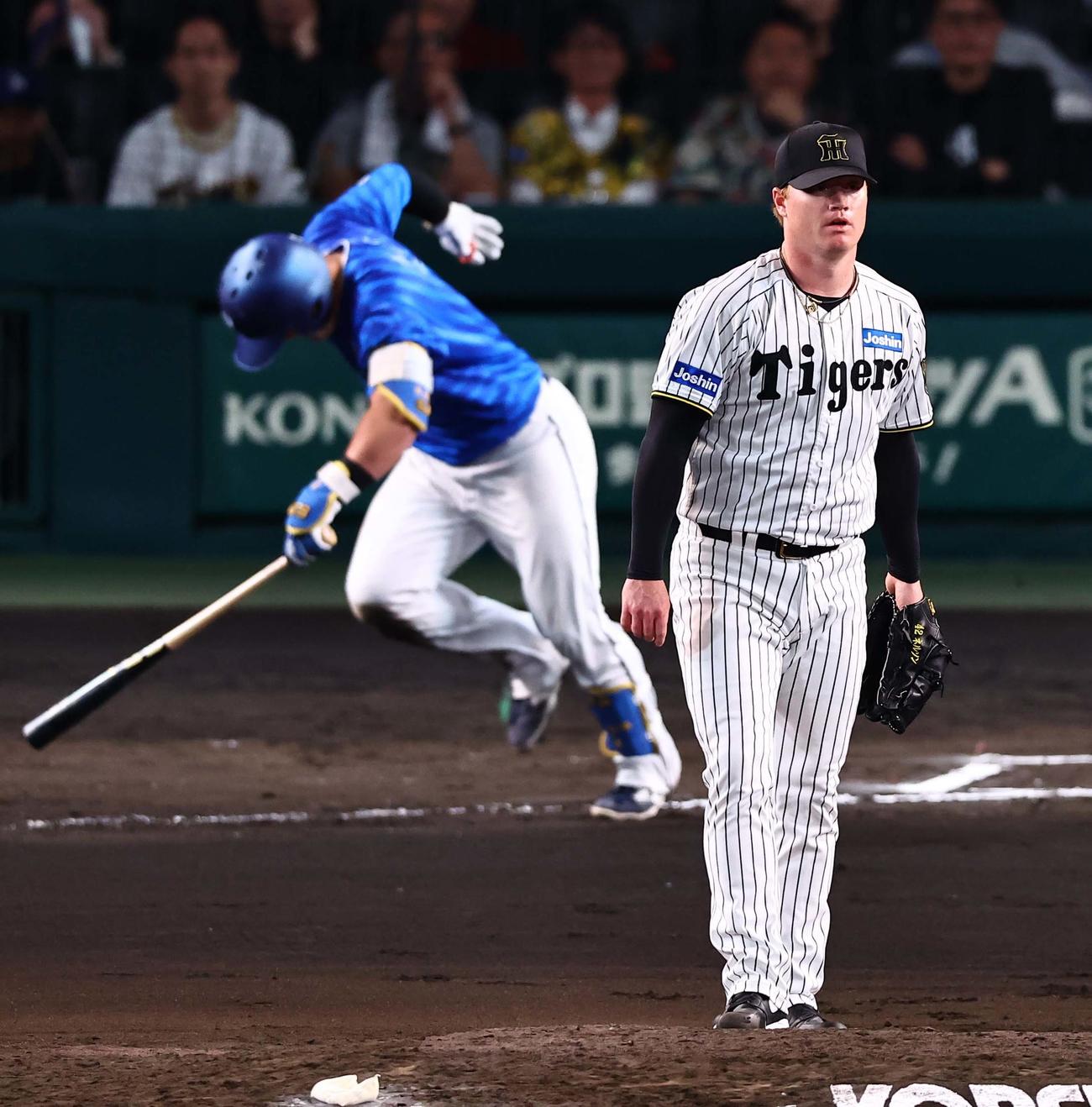 阪神対DeNA 6回表DeNA2死二、三塁、ニック・ネルソンは牧秀悟を遊ゴロに打ち取る（撮影・上田博志）