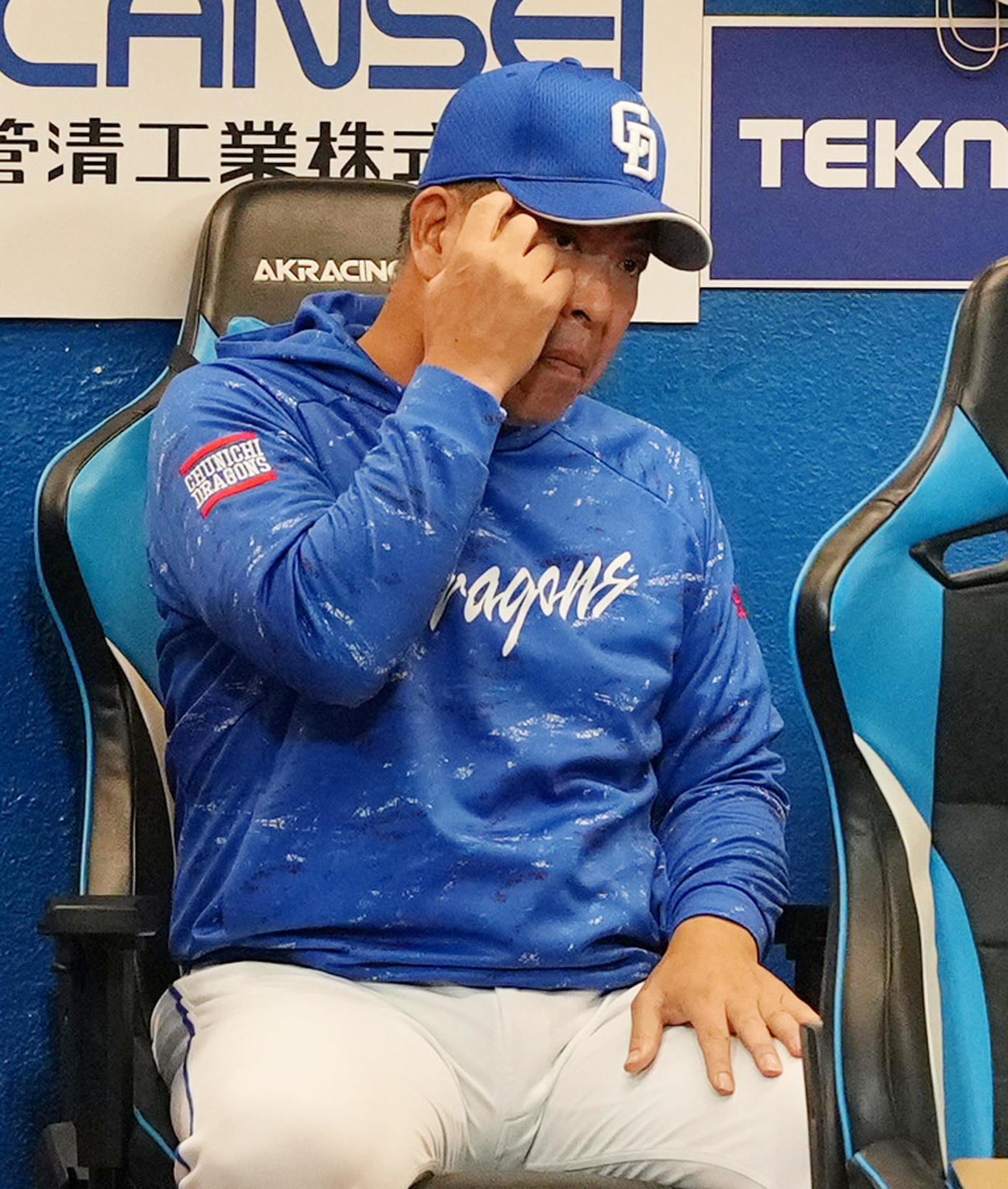 ヤクルト対中日　4回裏ヤクルト2死満塁、ベンチで浮かない表情を見せる井上監督（撮影・菅敏）