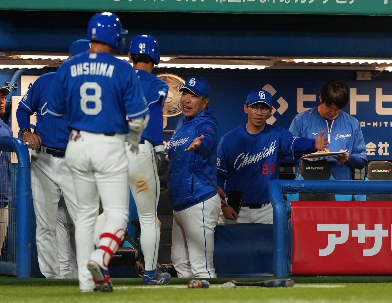 生還する尾田剛樹をタッチで迎える井上監督