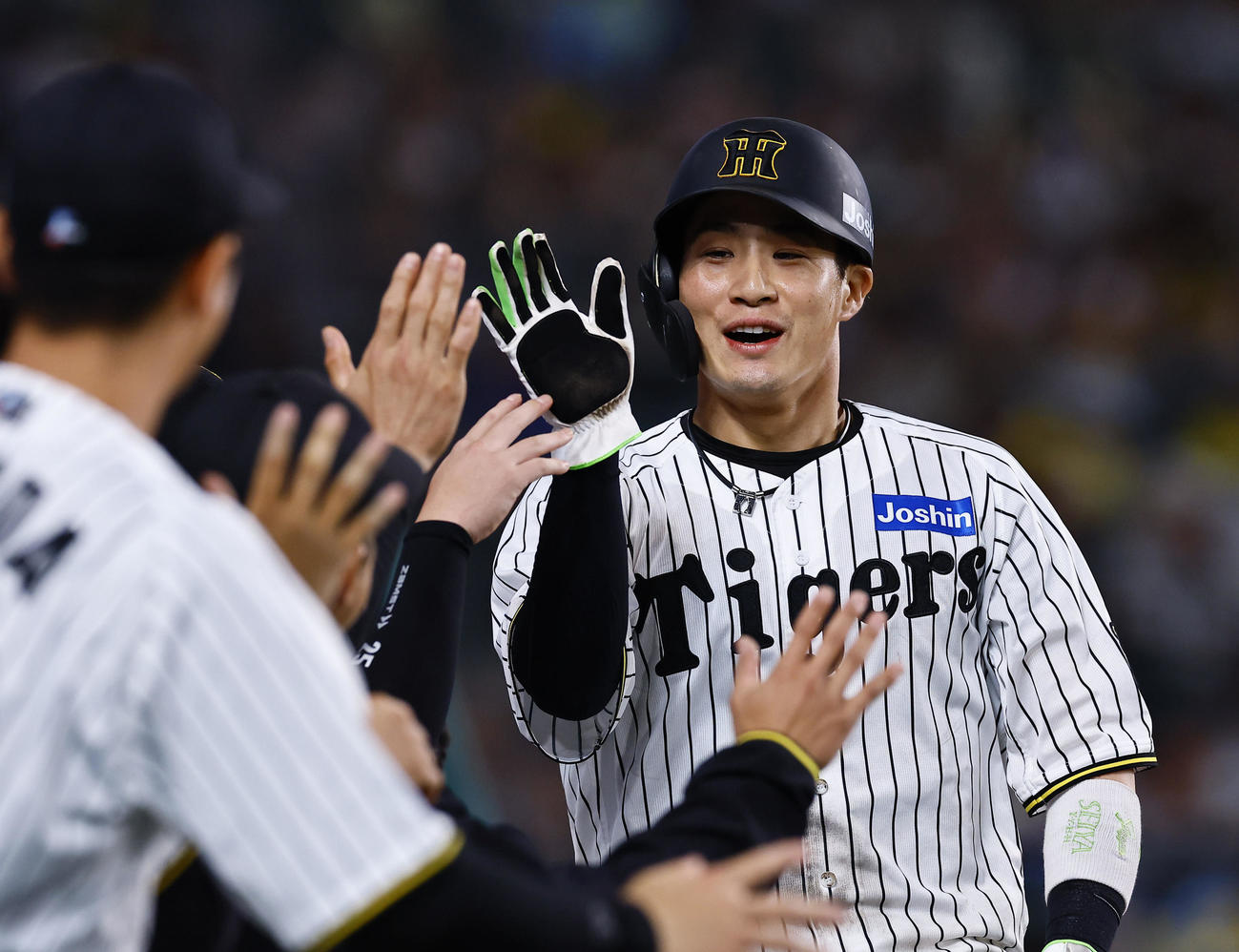 阪神対DeNA 5回裏阪神2死二塁、近本の先制適時打で生還し、ナインとタッチを交わす木浪（撮影・藤尾明華）