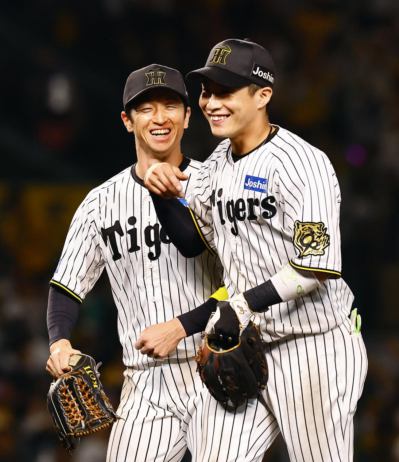 DeNAに勝利し、木浪聖也は左の近本にじゃれつく（撮影・藤尾明華）