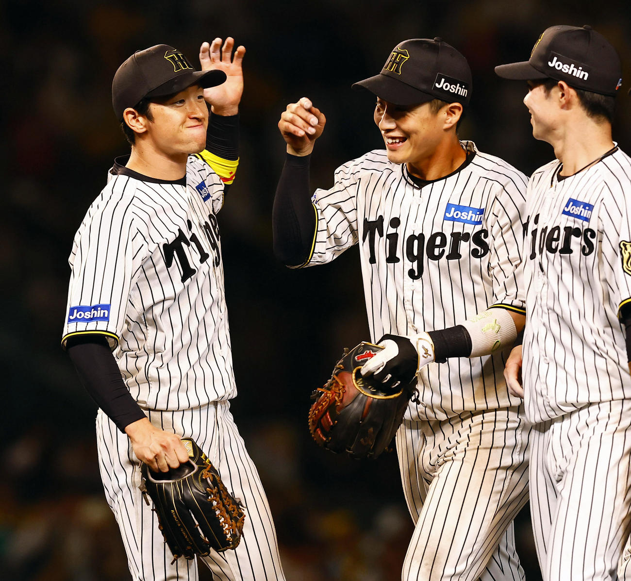 阪神対DeNA　木浪にちょっかいをかけられ、反撃するふりをする阪神近本（左）（撮影・藤尾明華）