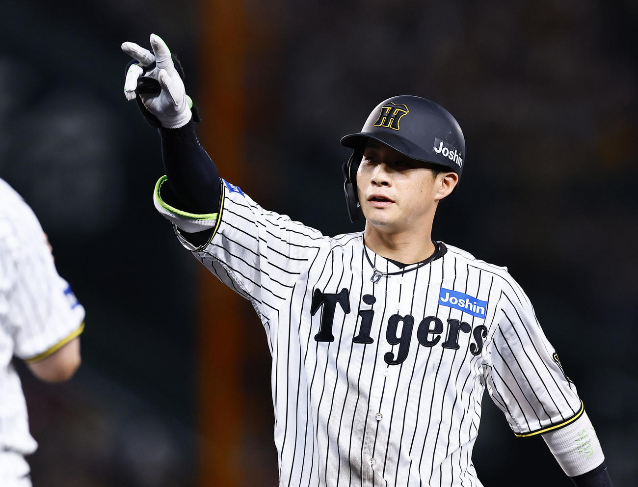 阪神対DeNA 5回裏阪神無死、木浪は左前打を放ちポーズをとる（撮影・藤尾明華）