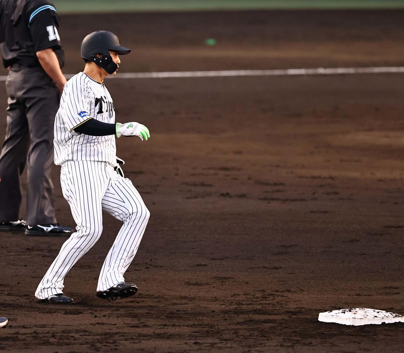 阪神対DeNA 2回裏阪神2死一、三塁、木浪は二盗を決める（撮影・上田博志）