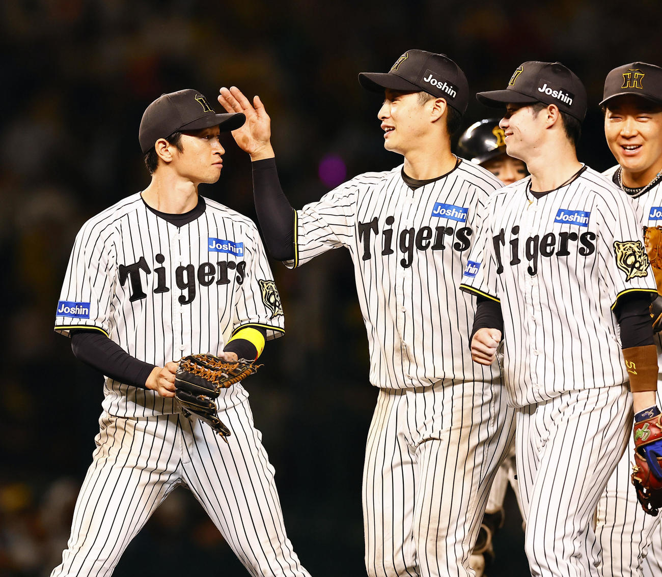 阪神対DeNA DeNAに勝利し、近本（左）にちょっかいをかける阪神木浪（撮影・藤尾明華）