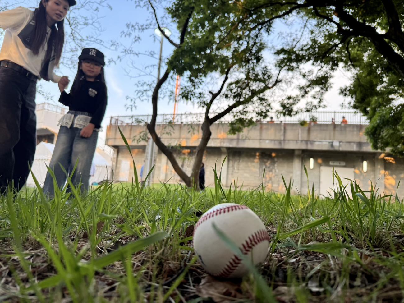 巨人対広島　場外に飛んだ巨人キャベッジのプロ野球通算11万号のホームランボール（撮影・為田聡史）　