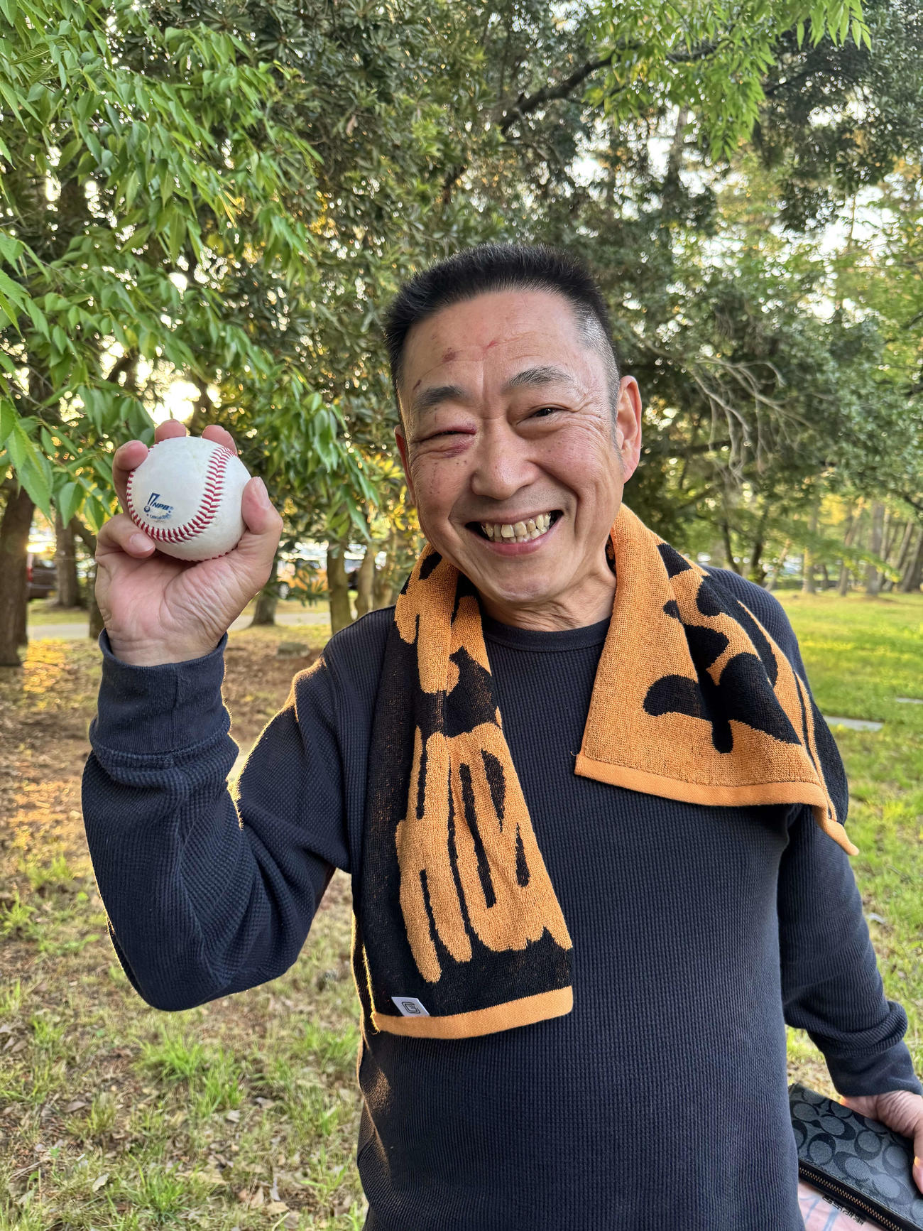 巨人対広島　巨人キャベッジのプロ野球通算11万号のホームランボールを手にした金沢市在住の50代の巨人ファン（撮影・為田聡史）　