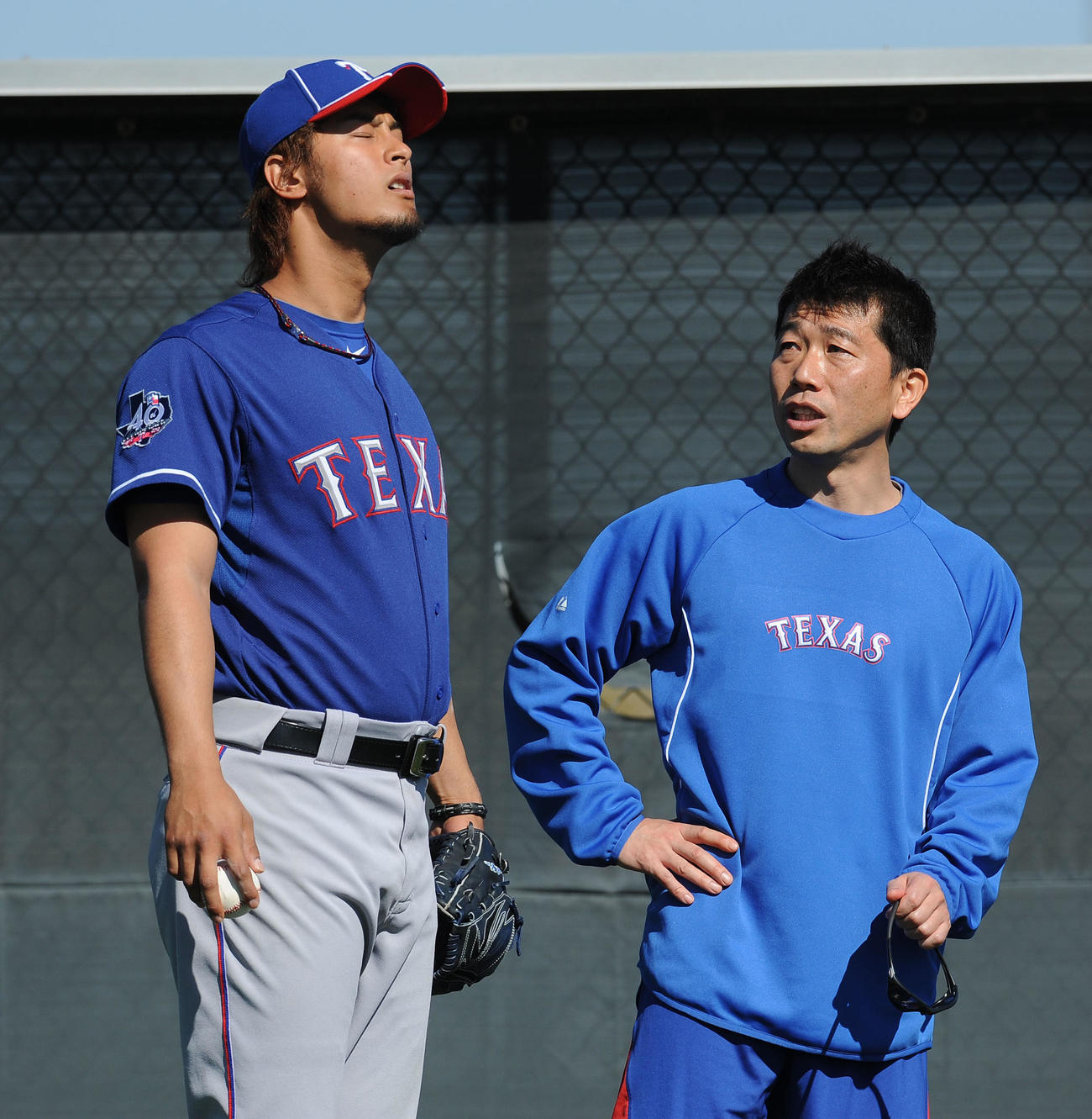 2012年2月、レンジャーズ時代のダルビッシュ有（左）と話す中垣征一郎氏
