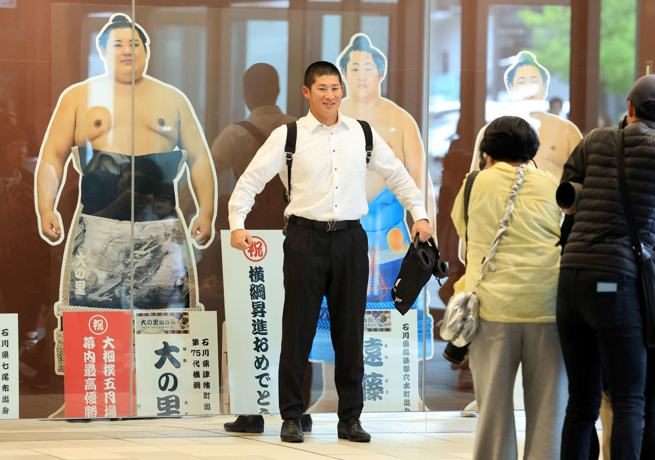 移動の金沢駅で、横綱大の里のパネルの横でポーズを決める巨人増田陸（撮影・浅見桂子）
