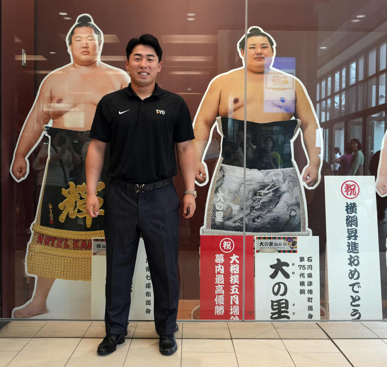 石川県出身の新横綱大の里と輝の等身大パネルの前で記念撮影に納まる巨人浅野（撮影・たえ見朱実）