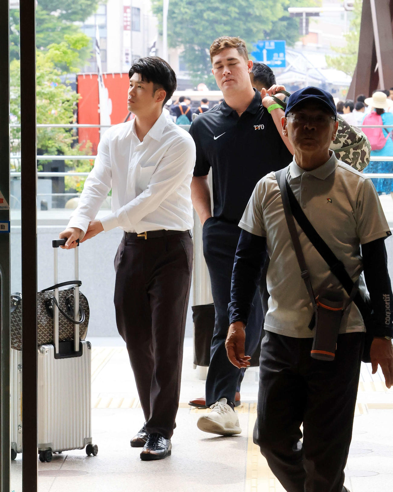 金沢から名古屋に移動する左から巨人若林（左）とリチャード（撮影・浅見桂子）