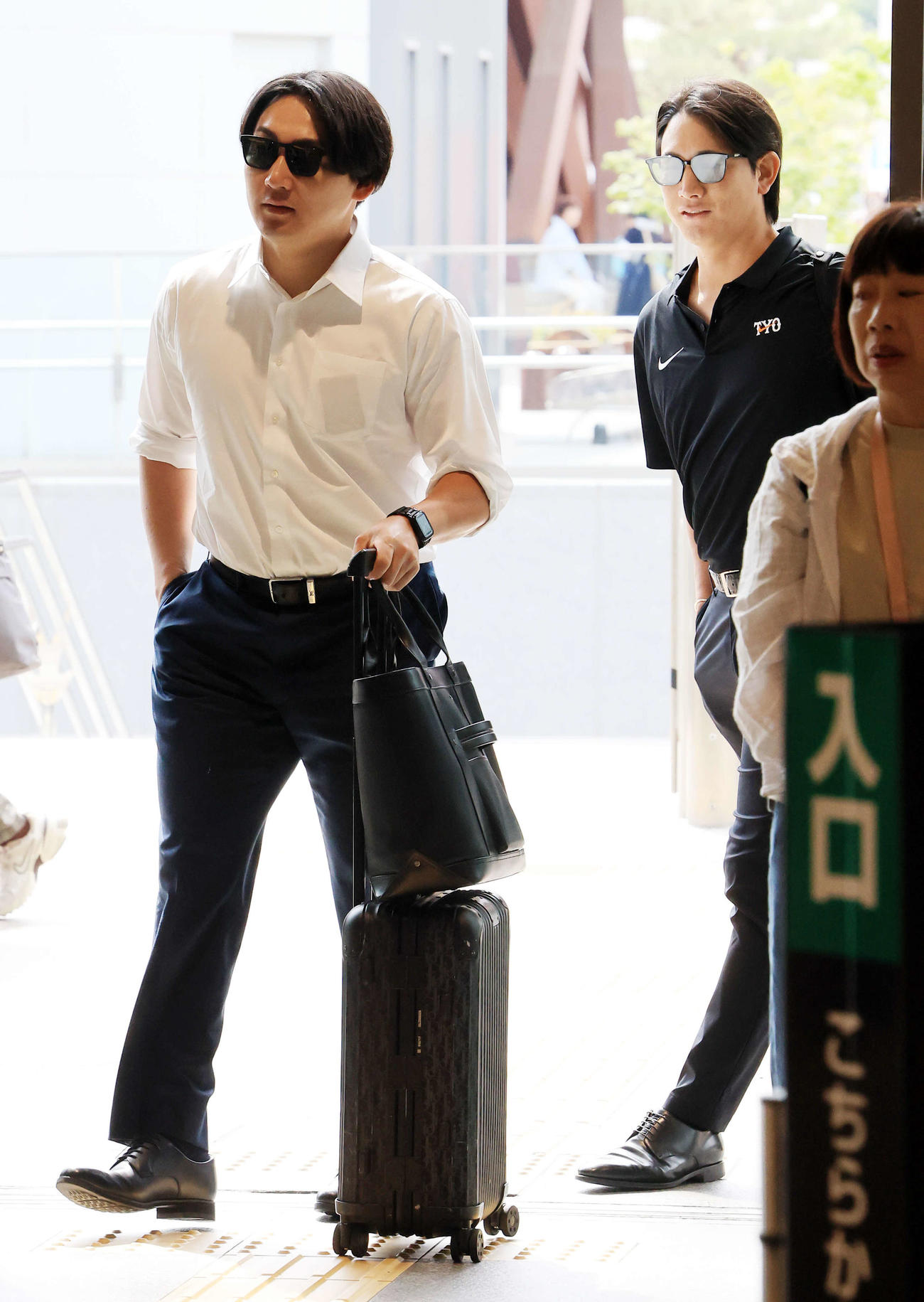 金沢から名古屋に移動する左から巨人丸（左）と小林（撮影・浅見桂子）