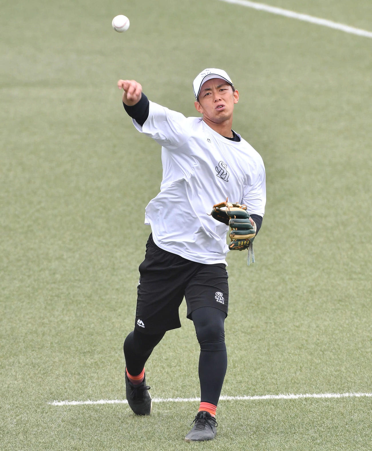 キャッチボールを行うソフトバンク今宮（撮影・岩下翔太）