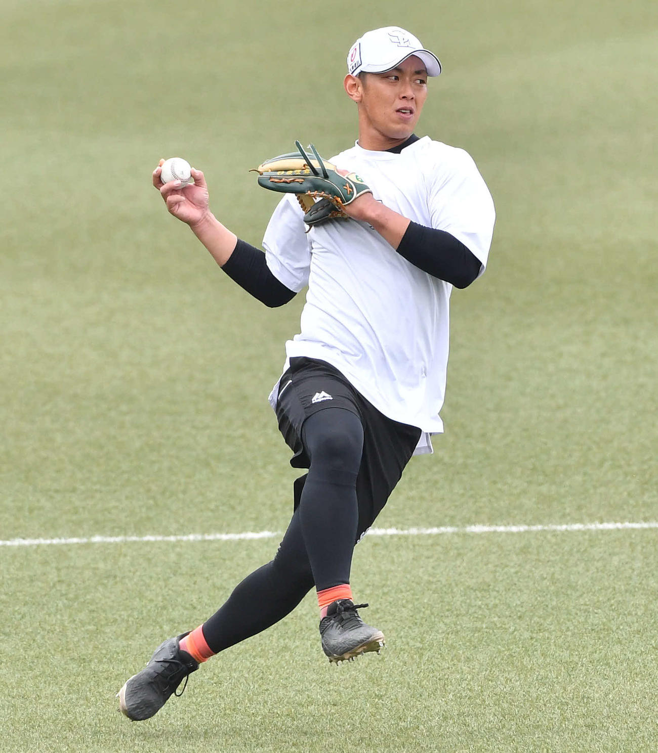 ノックを受けるソフトバンク今宮（撮影・岩下翔太）