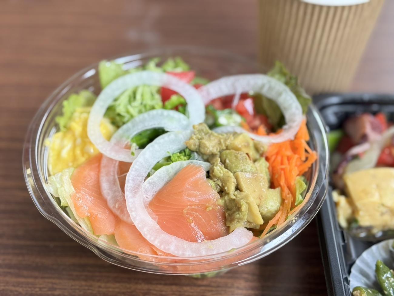 スモークサーモンとアボガドのサラダ