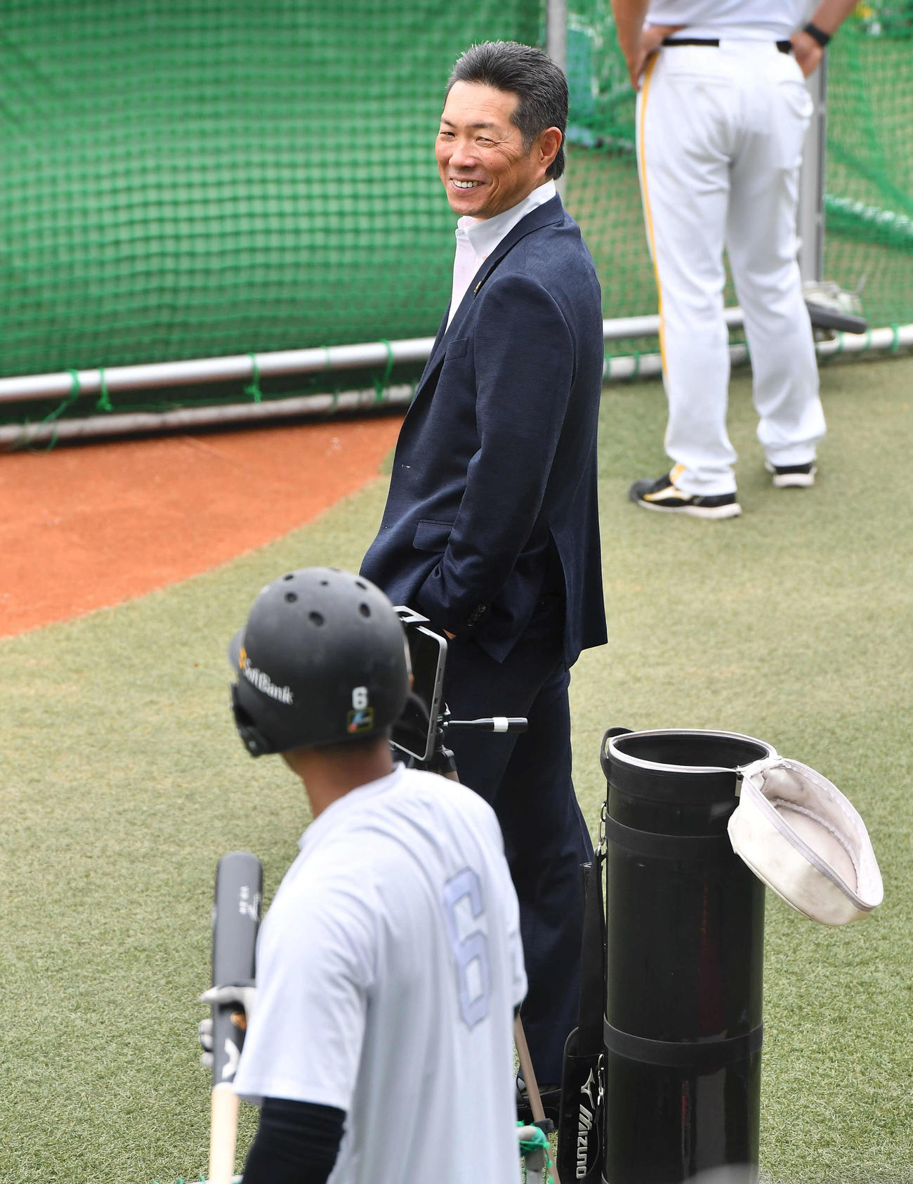 2軍の視察に訪れ、今宮（手前）と笑顔で話すソフトバンク小久保監督（撮影・岩下翔太）