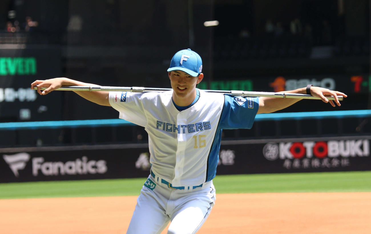 28日、屋根が開いたエスコンフィールドでトレーニング中に笑顔を見せる日本ハム達