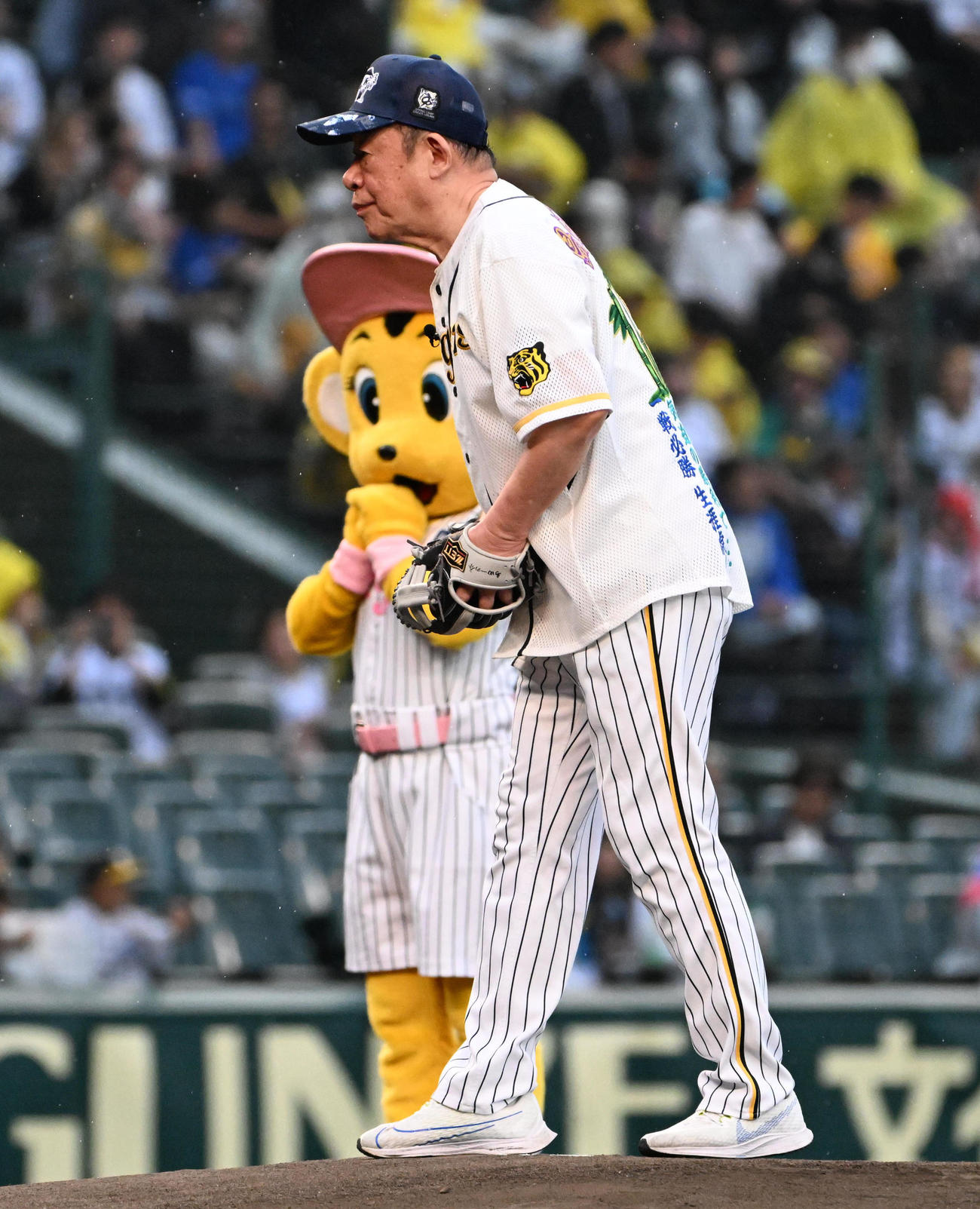 阪神対DeNA　ファーストピッチセレモニーを務める島田一の介（撮影・石井愛子）