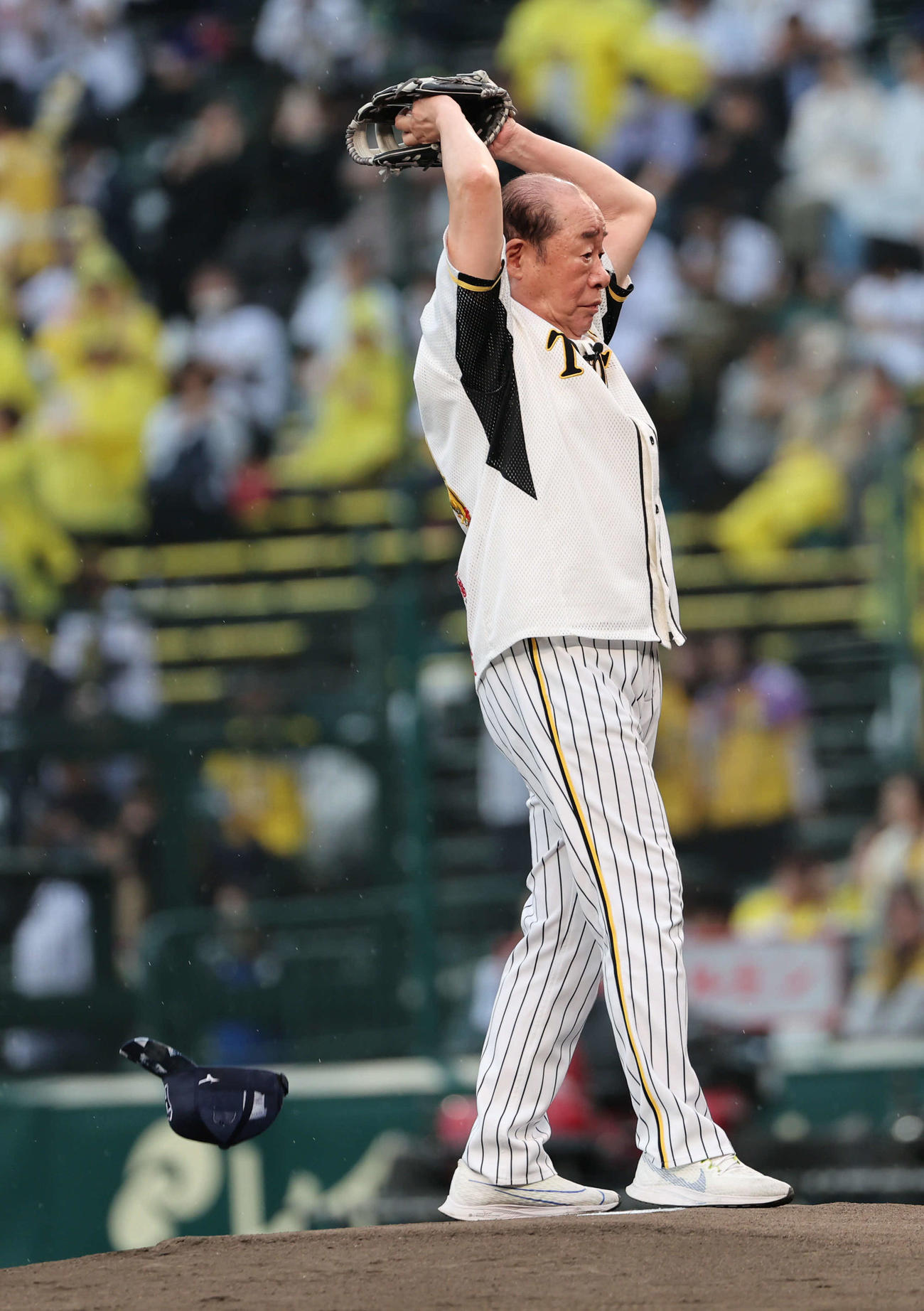 阪神対DeNA　ファーストピッチで「ピッカリ投法」を見せる島田一の介（撮影・西尾就之）