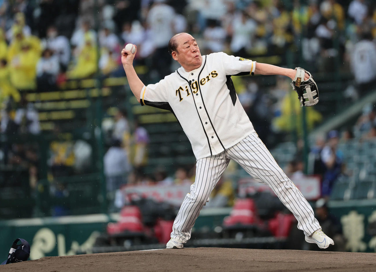阪神対DeNA　ファーストピッチで「ピッカリ投法」を見せる島田一の介（撮影・西尾就之）