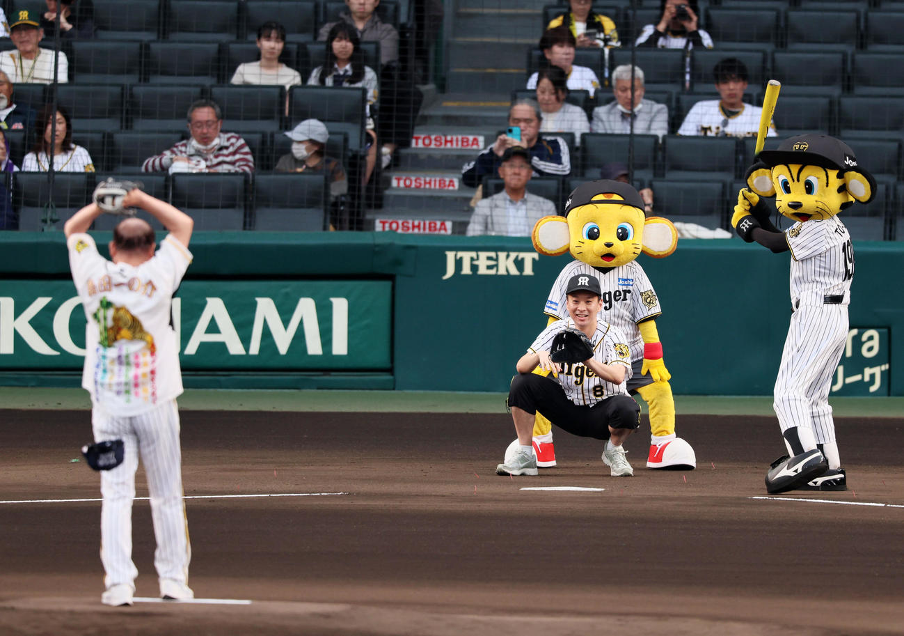 阪神対DeNA　虎ー1グランプリ7月度グランプリの「新喜劇座員ユニット」島田一の介がファーストピッチを行った。捕手は伊丹祐貴（撮影・加藤哉）