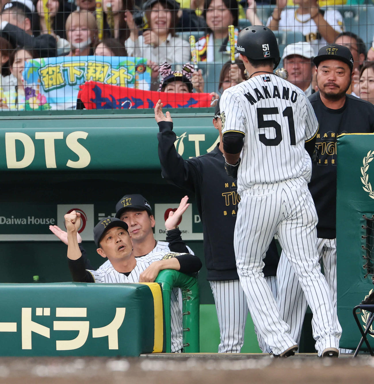 阪神対DeNA 1回裏阪神1死一塁、森下の適時打で生還した中野に拍手を送る藤川監督（左から2人目）（撮影・西尾就之）