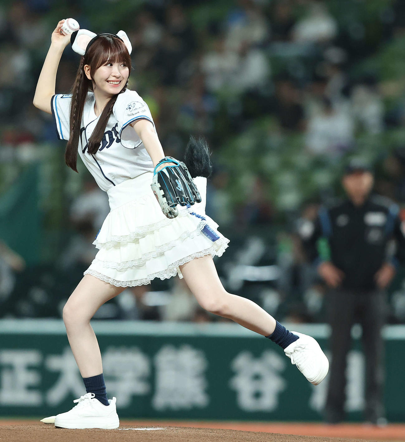 西武対楽天　開始前、始球式を務めるエイアイカの怜伽（撮影・河田真司）