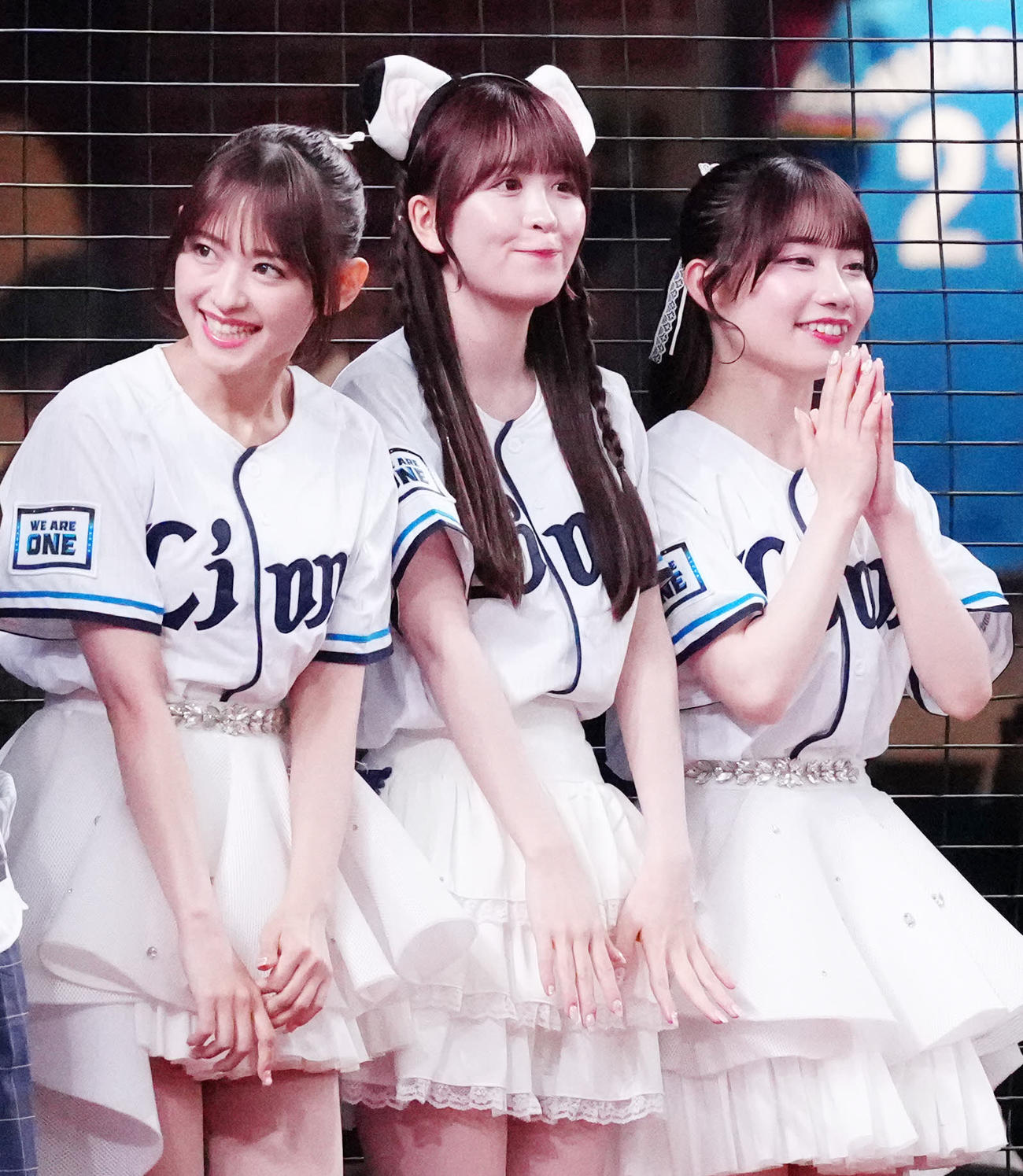 グラウンドに登場したエイアイカ。玲奈、怜伽、千聖（撮影・江口和貴）
