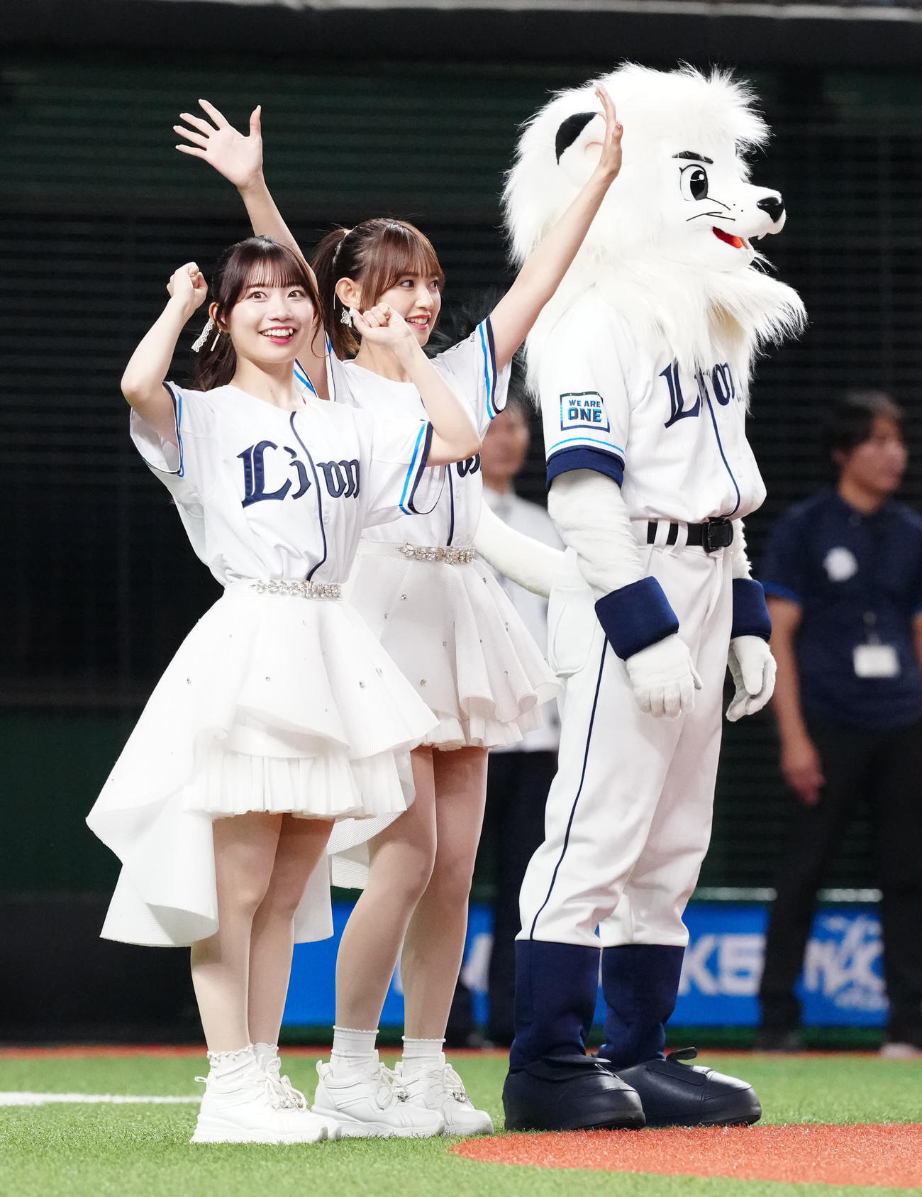 西武対楽天　試合前、グラウンドに登場したエイアイカの玲奈（中央）と千聖（左）（撮影・江口和貴）