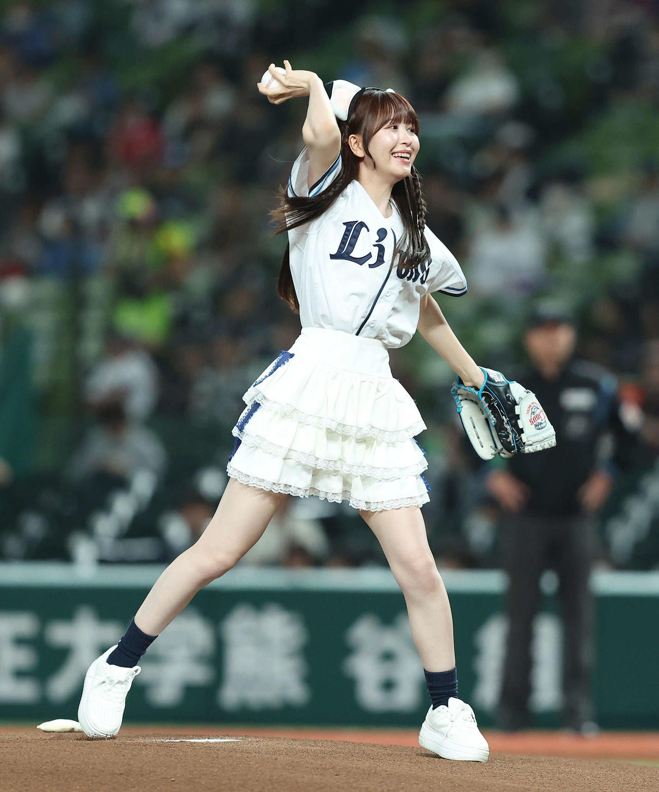 西武対楽天　開始前、始球式を務めるエイアイカの怜伽（撮影・河田真司）