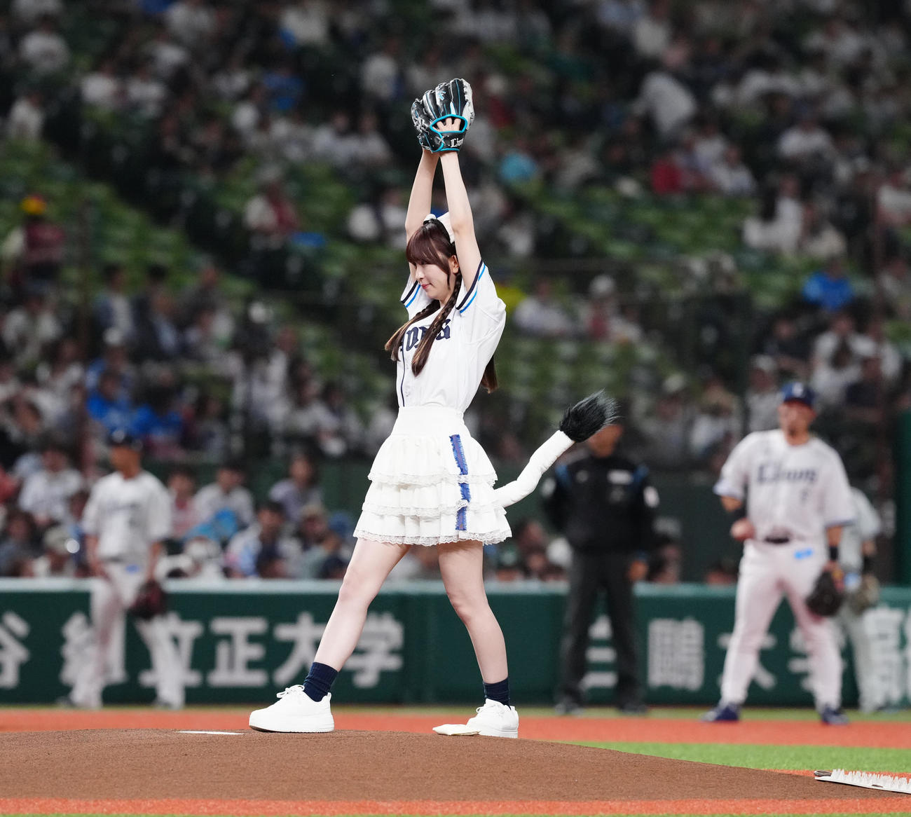 西武対楽天　試合前、試合前、始球式に臨むエイアイカの怜伽（撮影・江口和貴）