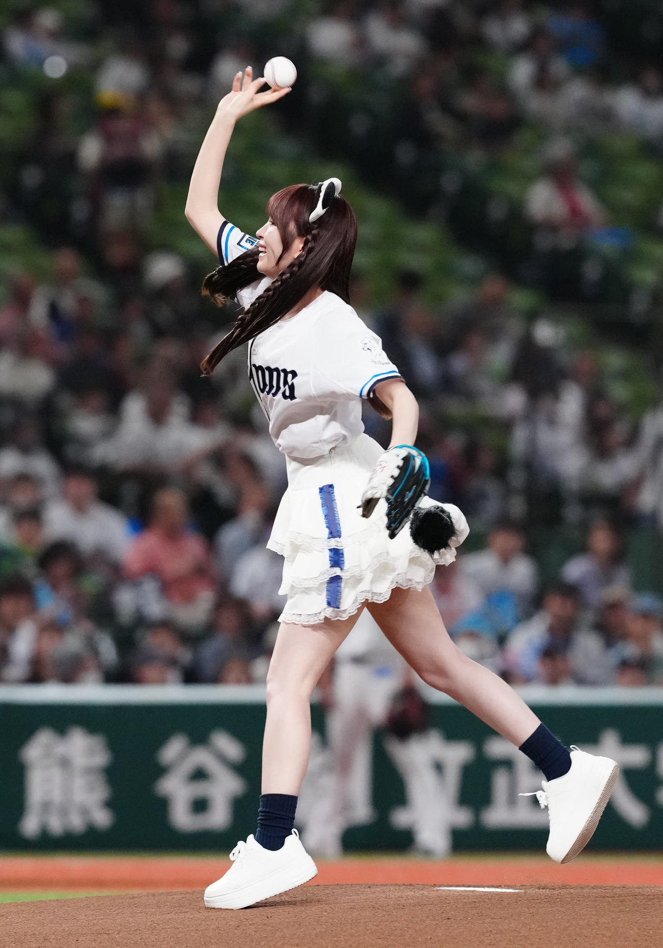 西武対楽天　試合前、試合前、始球式に臨むエイアイカの怜伽（撮影・江口和貴）