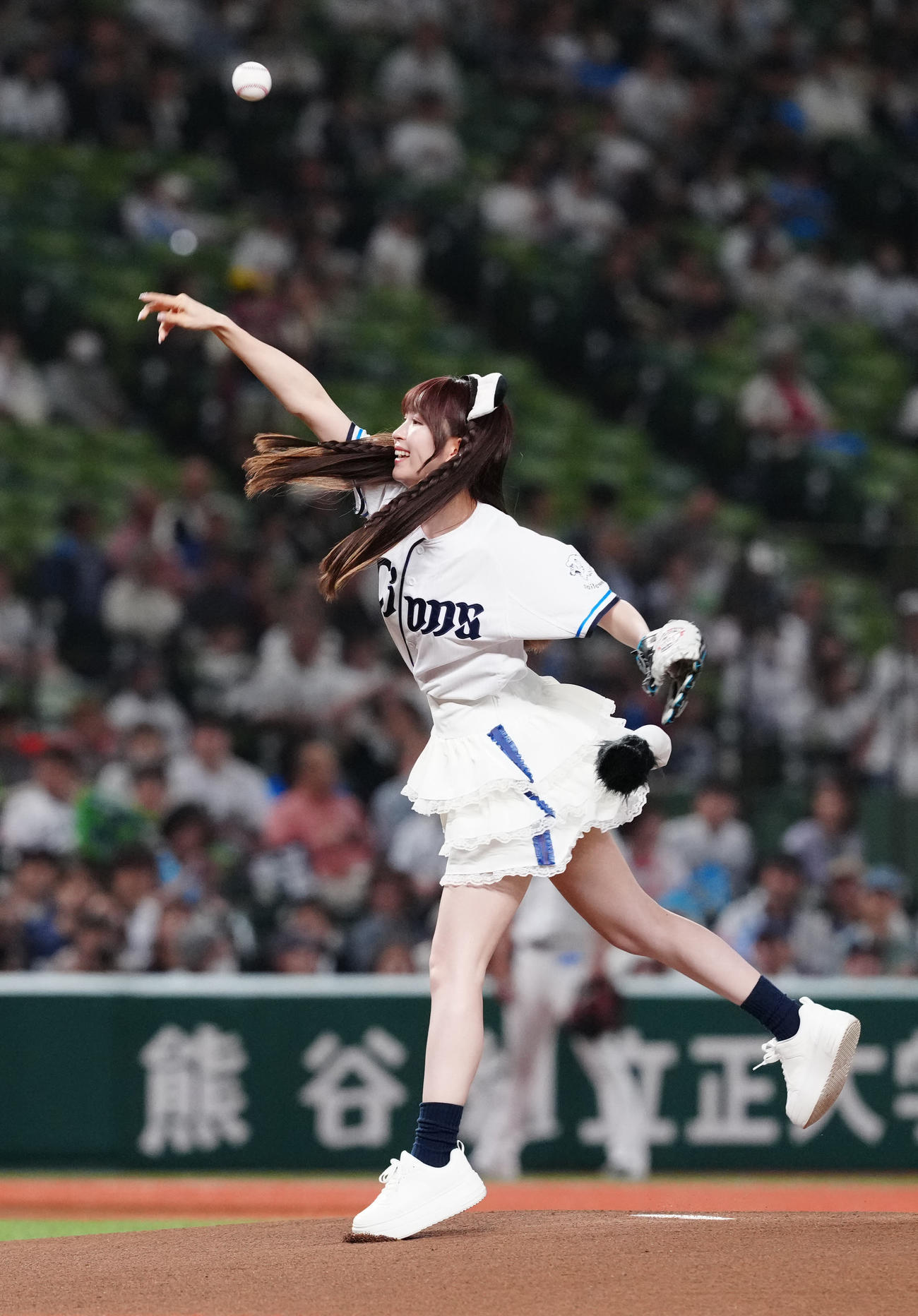 西武対楽天　試合前、試合前、始球式に臨むエイアイカの怜伽（撮影・江口和貴）