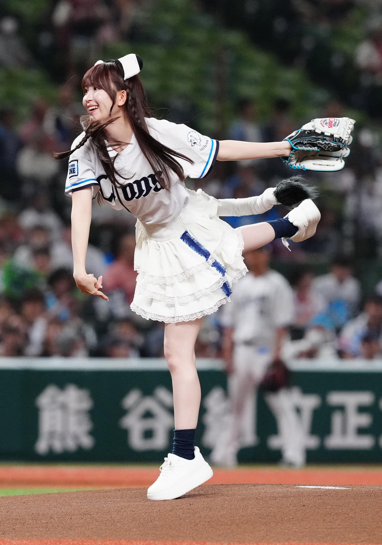 西武対楽天　試合前、試合前、始球式に臨むエイアイカの怜伽（撮影・江口和貴）