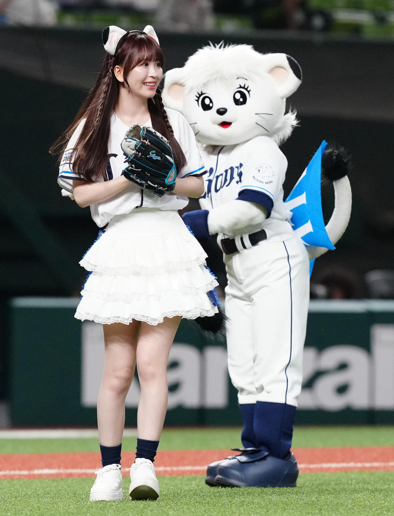 西武対楽天　試合前、試合前、始球式に臨んだエイアイカの怜伽（撮影・江口和貴）