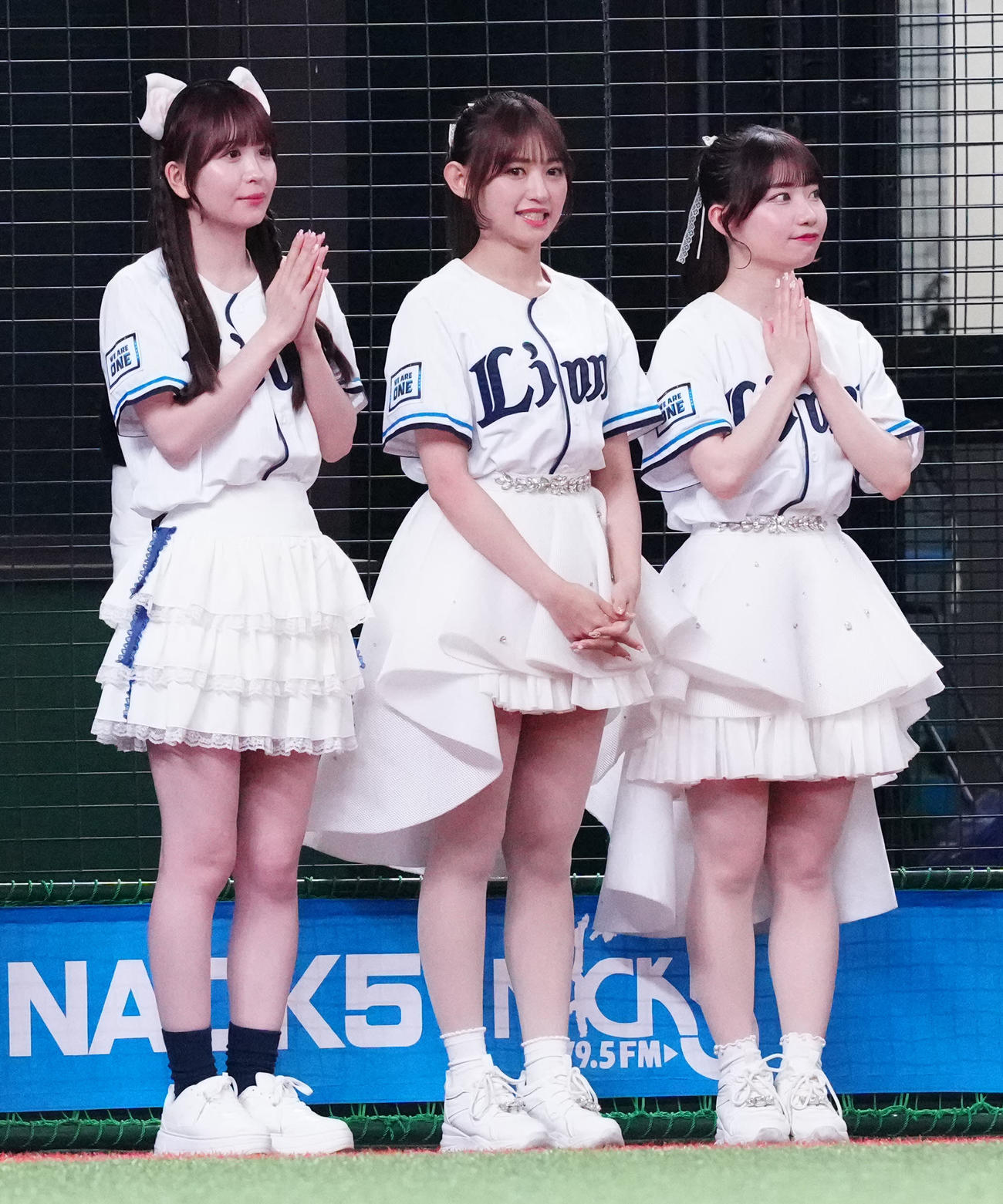 西武対楽天　試合前、グラウンドに登場したエイアイカ。左から怜伽、玲奈、千聖（撮影・江口和貴）