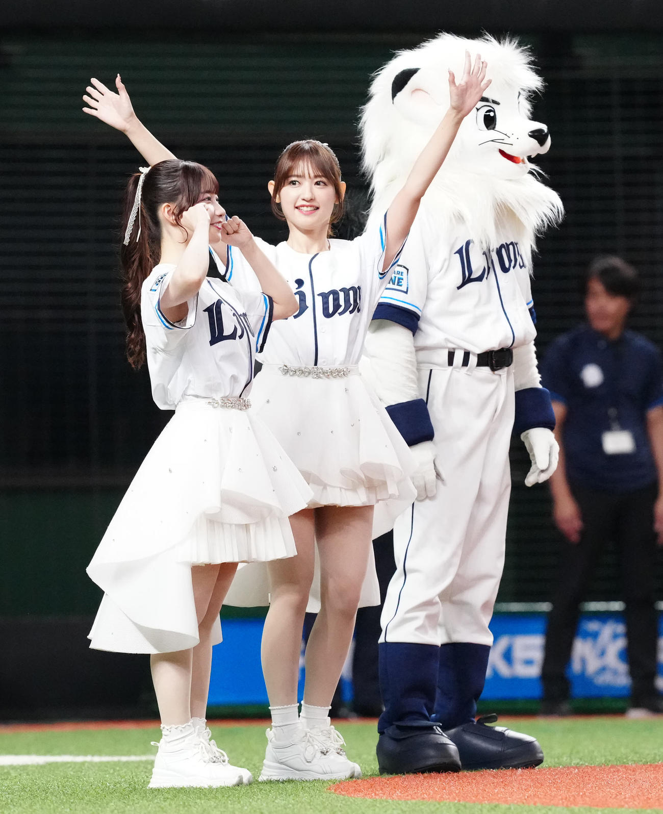 西武対楽天　試合前、グラウンドに登場したエイアイカの玲奈（中央）と千聖（左）（撮影・江口和貴）
