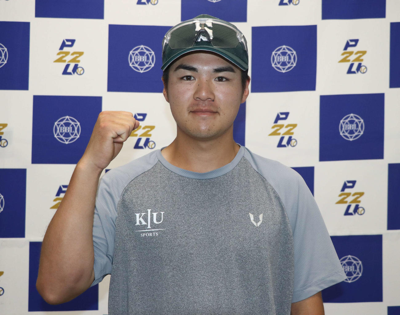 試合後のインタビューでガッツポーズをする専大・中野（撮影・寺本吏輝）