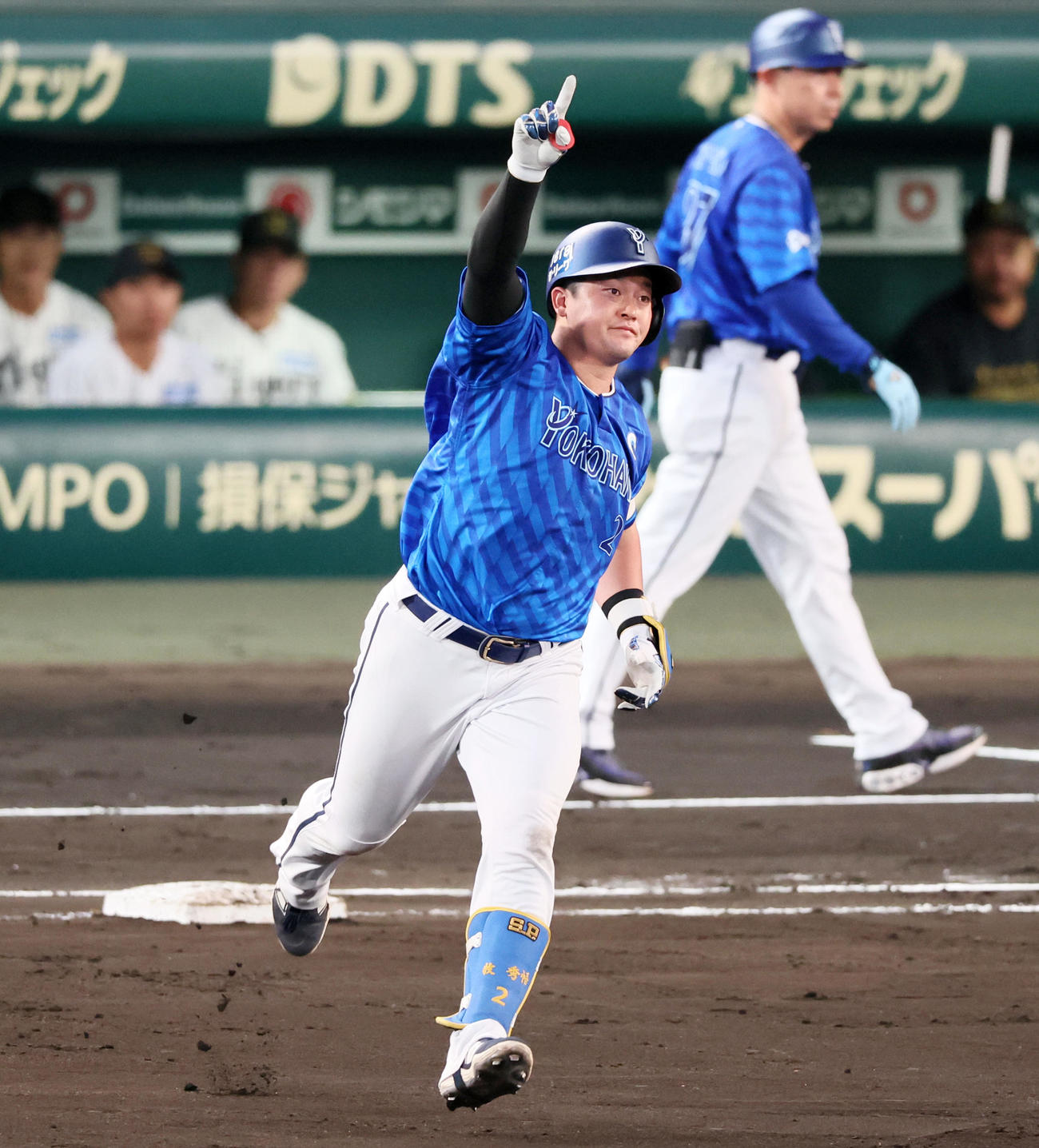 阪神対DeNA 4回表DeNA1死、牧は中越えソロ本塁打を放ちダイヤモンドを1周する（撮影・加藤哉）
