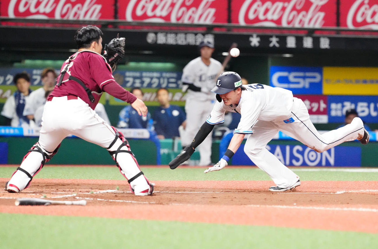 西武対楽天　3回裏西武無死一、三塁、ネビンの犠飛で生還する源田。捕手太田（撮影・江口和貴）