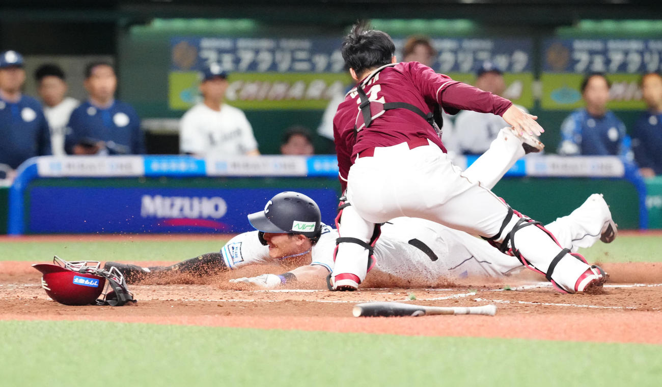 西武対楽天　3回裏西武無死一、三塁、ネビンの犠飛で生還する源田。捕手太田（撮影・江口和貴）