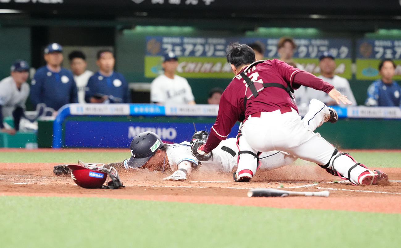 西武対楽天　3回裏西武無死一、三塁、ネビンの犠飛で生還する源田。捕手太田（撮影・江口和貴）