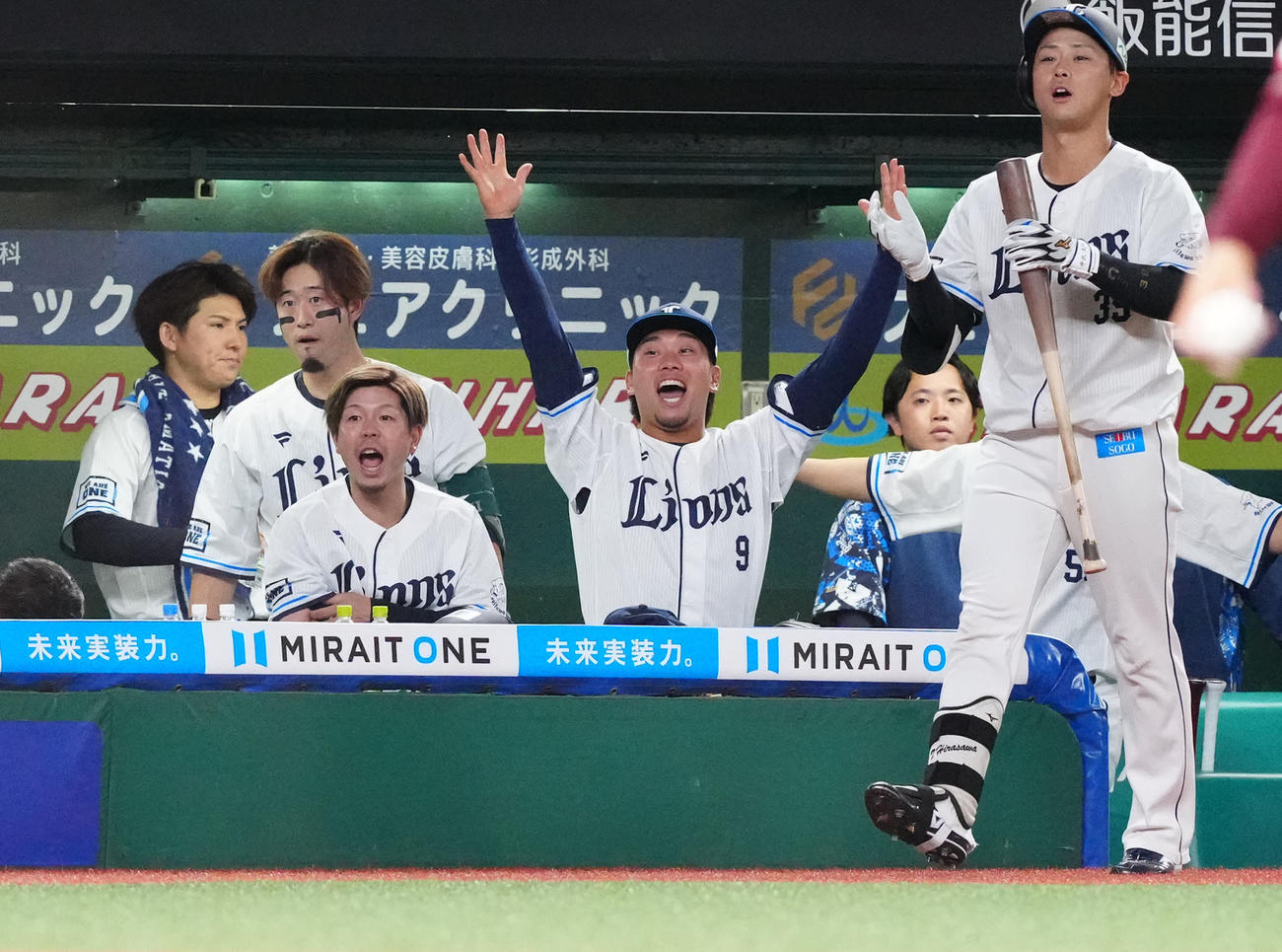 西武対楽天　3回裏西武無死一、三塁、ネビンの犠飛で源田が生還し盛り上がる選手たち（撮影・江口和貴）