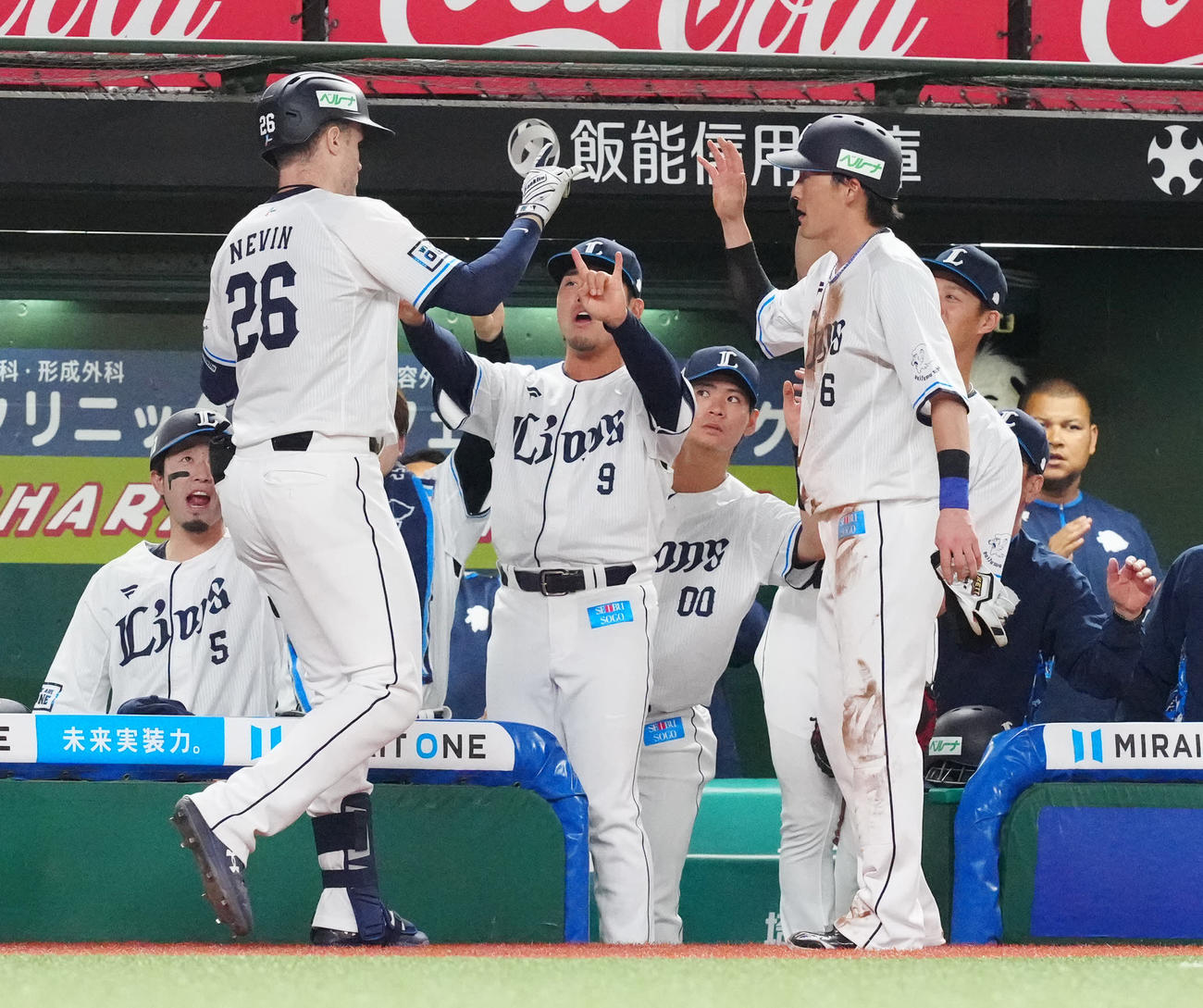 西武対楽天　3回裏西武無死一、三塁、犠飛でを放ち源田（手前右）らとタッチを交わすネビン（撮影・江口和貴）