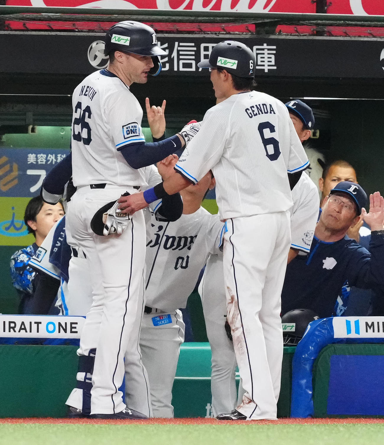 西武対楽天　3回裏西武無死一、三塁、犠飛でを放ち源田（手前右）らとタッチを交わすネビン（撮影・江口和貴）